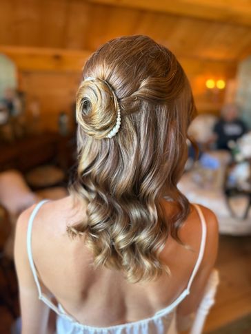 Romantic waves with veil